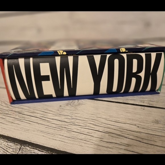 NEW YORK Photo Book w/Slipcase Assouline Tama Janowitz Saks Fifth Avenue 2006 HC - Picture 4 of 6